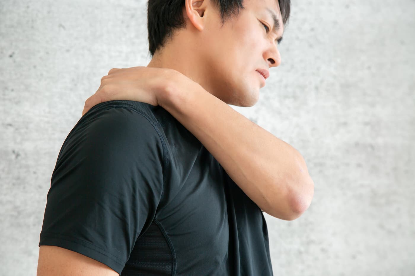 O que pode causar uma luxação no ombro?
